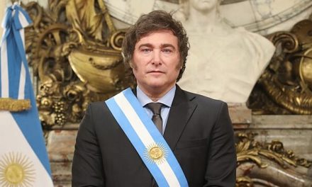 Javier Milei Gaya Kepemimpinan Kontroversi & Reformasi Radikal