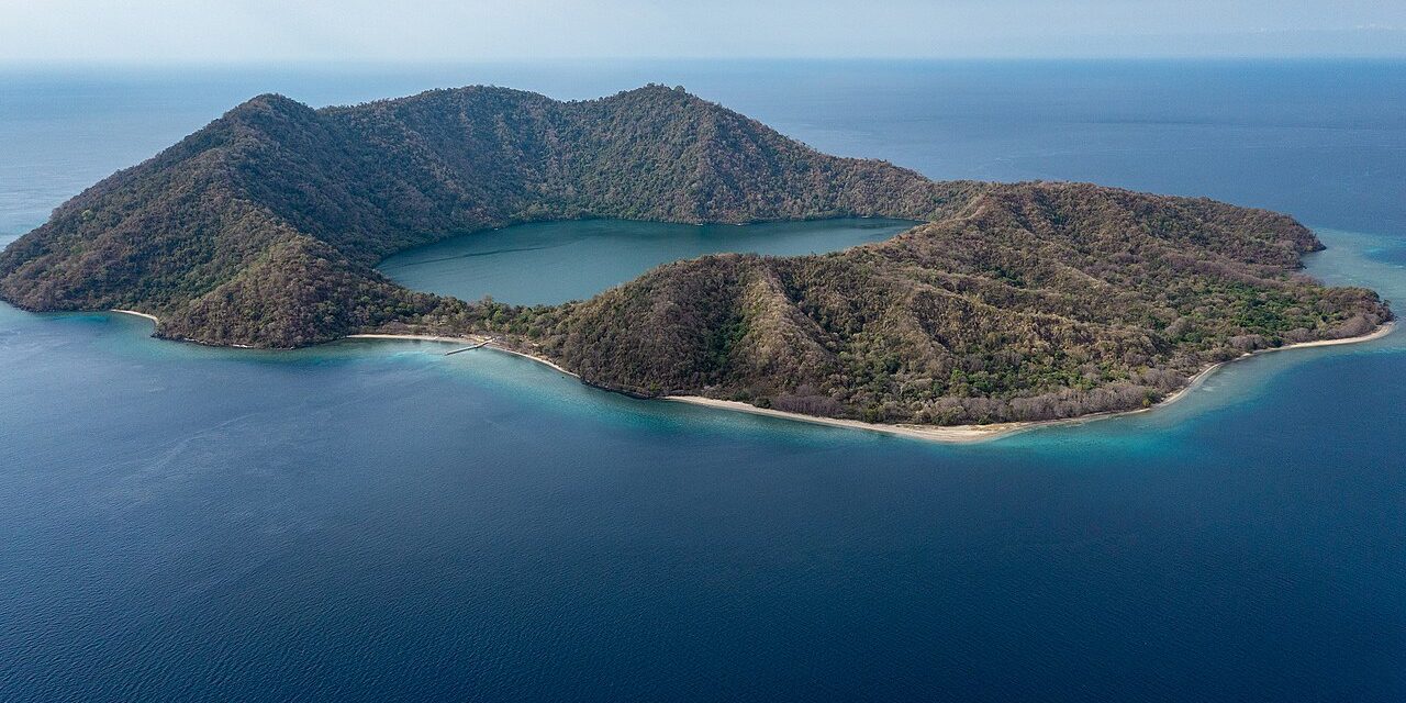 Keindahan Pulau Satonda Danau Air Asin Di Tengah Pulau