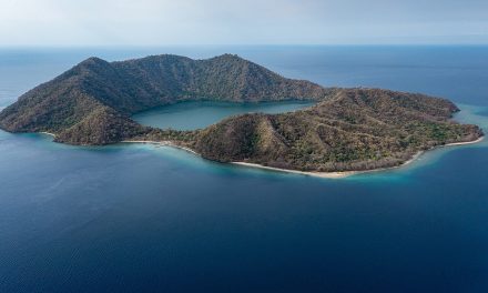Keindahan Pulau Satonda Danau Air Asin Di Tengah Pulau